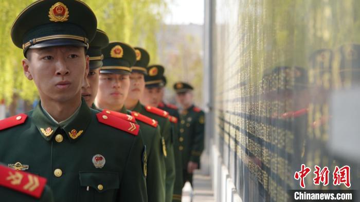 武警官兵瞻仰烈士紀念碑。　律威 攝