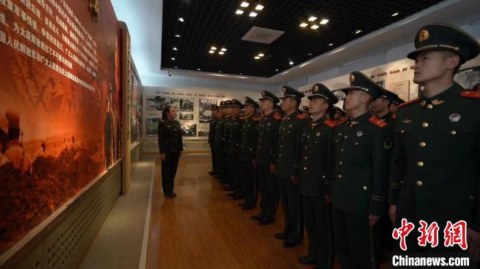 武警官兵參觀太原解放紀念館?！÷赏?攝