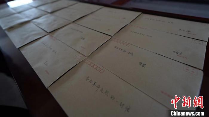 武警官兵寫給革命先烈的一封信?！÷赏?攝