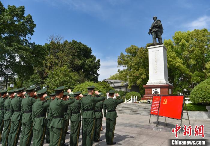 圖為官兵在邱少云烈士紀(jì)念碑前莊嚴(yán)宣誓?！〔苎?攝