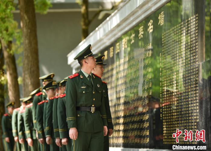 圖為官兵瞻仰烈士英名墻?！√浦居?攝