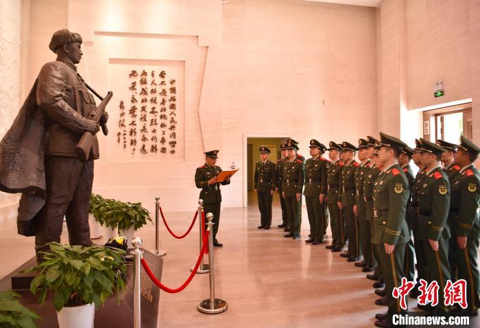 圖為官兵重溫邱少云烈士的英雄事跡?！〔苎?攝