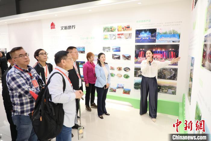 港澳鄉(xiāng)親在長泰實地參觀考察?！￠L泰區(qū)融媒體中心供圖