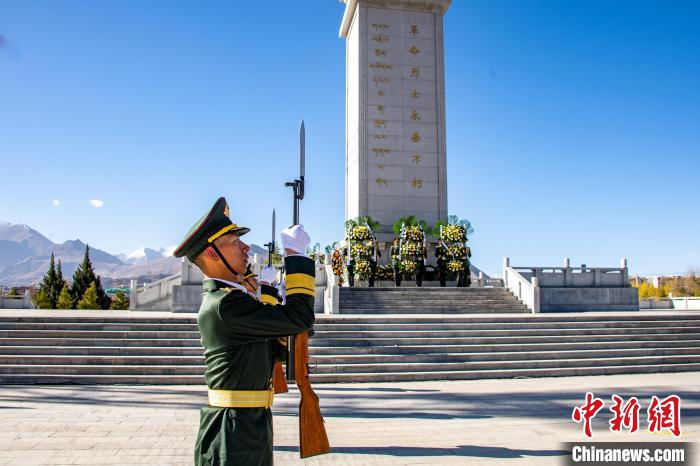 圖為西藏拉薩警備區(qū)官兵開展以“回望歷史·緬懷先烈”為主題的清明祭掃活動?！∥鞑乩_警備區(qū) 攝