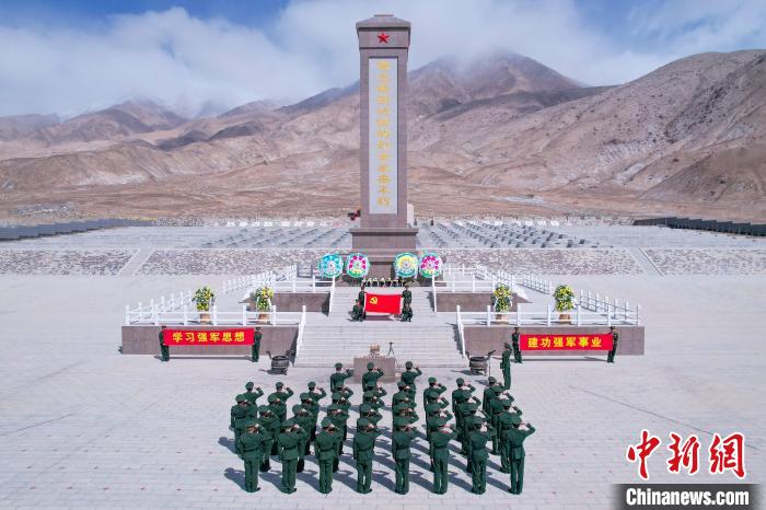 圖為武警第二機(jī)動總隊(duì)某支隊(duì)官兵在康西瓦烈士陵園重溫入黨誓詞。　 袁鈺 攝