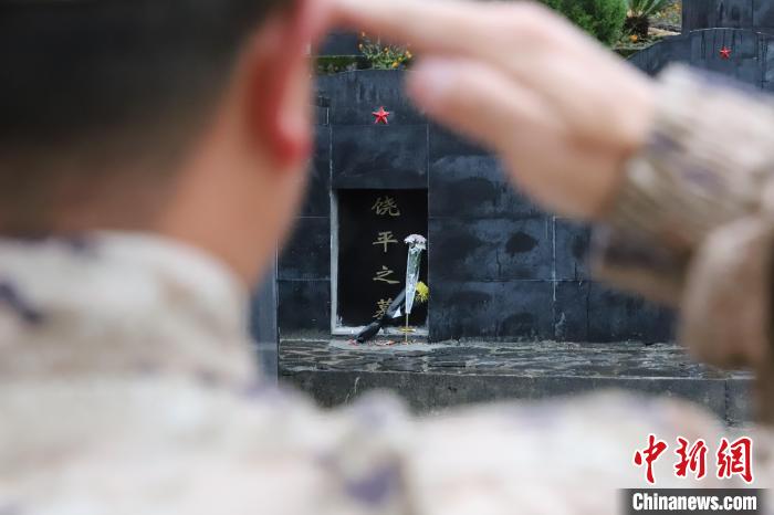 圖為西藏軍區(qū)“墨脫戍邊模范營”官兵追憶英烈故事?！∶袢?攝