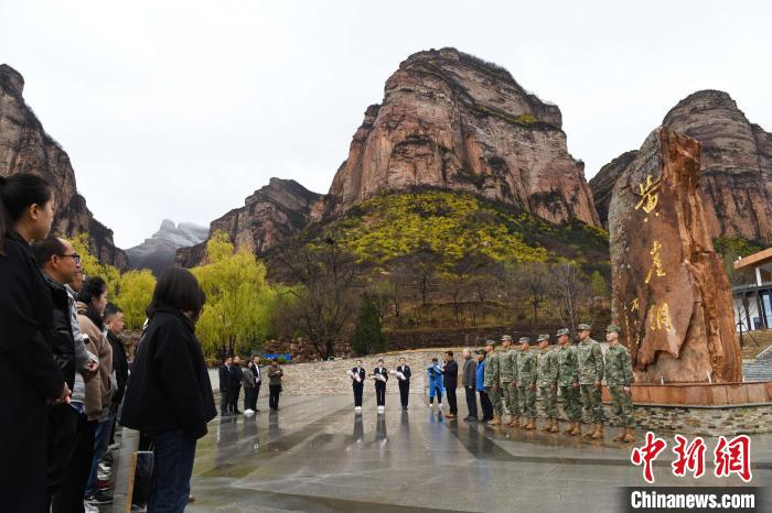 官兵代表、老兵工二代、紀念地代表向在黃崖洞保衛(wèi)戰(zhàn)中犧牲的革命先烈致以深切哀思和崇高敬意?！↑S崖洞革命紀念地供圖