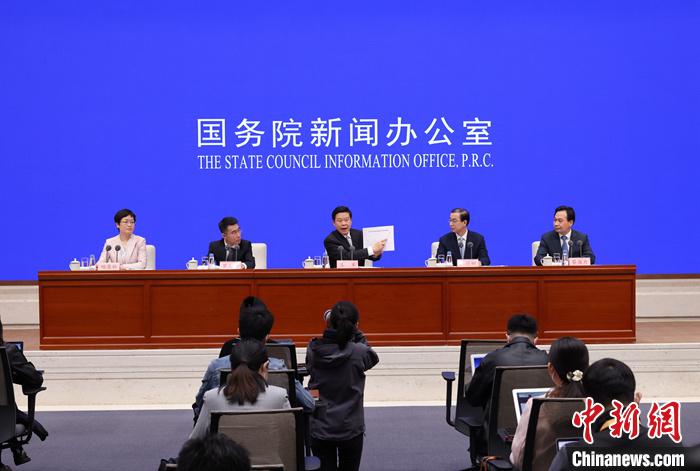 4月6日，中國國務(wù)院新聞辦公室在北京舉行“權(quán)威部門話開局”系列主題新聞發(fā)布會，國家稅務(wù)總局局長王軍、副局長王道樹、總會計(jì)師羅天舒、總審計(jì)師蔡自力介紹“更好發(fā)揮稅收職能作用 更優(yōu)服務(wù)經(jīng)濟(jì)社會高質(zhì)量發(fā)展”有關(guān)情況，并答記者問。 <a target='_blank' href='/'>中新社</a>記者 楊可佳 攝