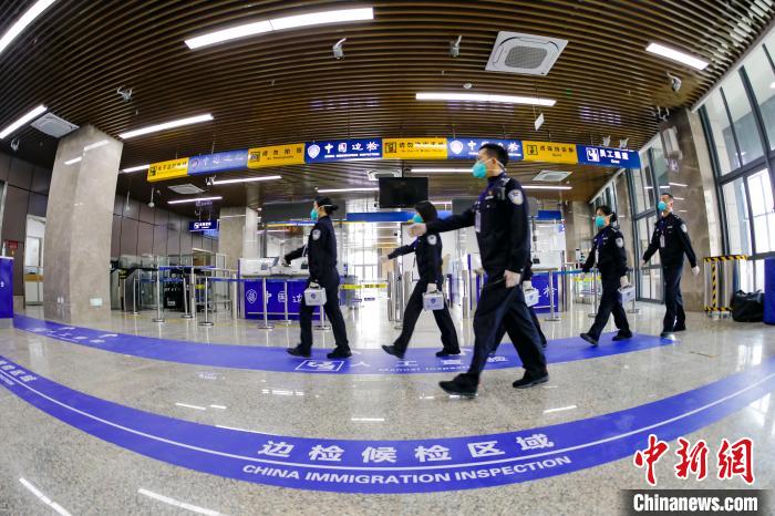 清明假期，福州邊檢站優(yōu)化勤務(wù)部署保障兩岸“小三通”往來安全順暢。圖為4月3日福州邊檢站民警列隊(duì)上勤。　謝貴明 攝