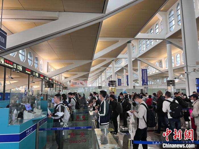 廈門邊檢總站高崎邊檢站優(yōu)化勤務(wù)組織確保空港口岸旅客通關(guān)安全順暢?！堝?攝