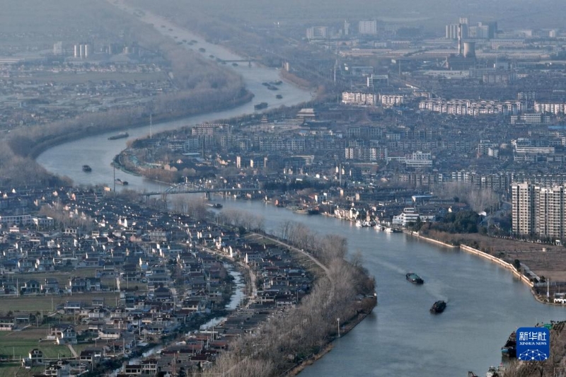 2月16日，貨船行駛在京杭大運(yùn)河江蘇寶應(yīng)段。（圖源：新華網(wǎng)）