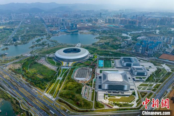 鳥瞰東安湖體育公園“一場(chǎng)三館”?！⒅铱?攝