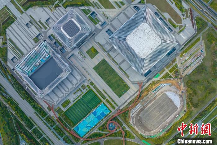 空中俯瞰東安湖體育公園三館。　劉忠俊 攝