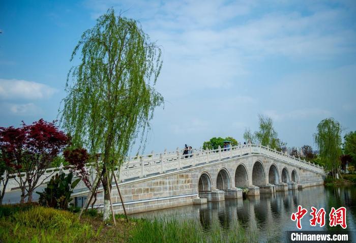 東安湖體育公園東安堤上的石拱橋。　劉忠俊 攝