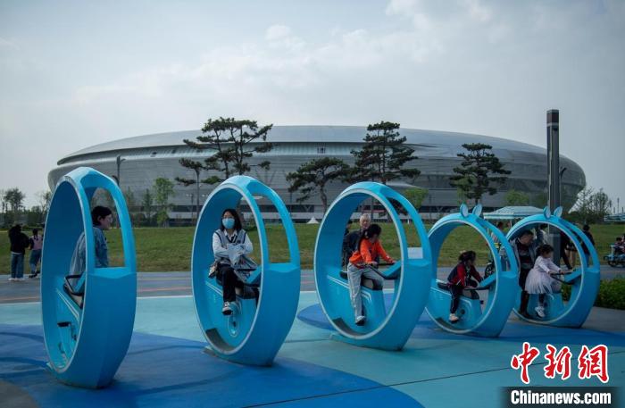 東安湖體育公園內(nèi)的體育設(shè)施和玩耍的孩子們。　劉忠俊 攝