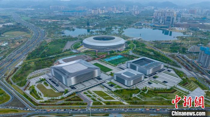 遠(yuǎn)眺東安湖體育公園和“一場(chǎng)三館”?！⒅铱?攝