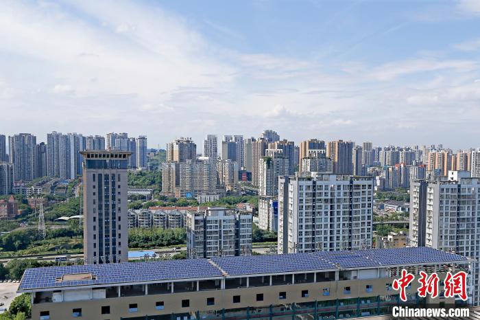 圖為輝騰能源在重慶市九龍坡區(qū)留學(xué)生創(chuàng)業(yè)園屋頂建設(shè)的光伏發(fā)電示范項(xiàng)目。　受訪企業(yè)供圖