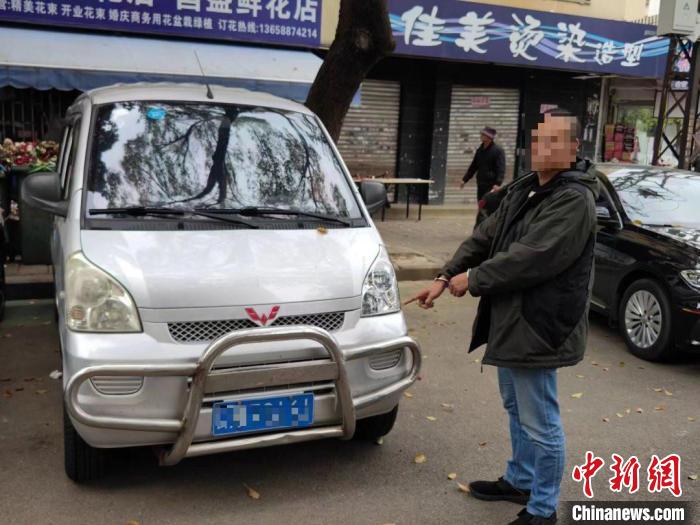 圖為犯罪嫌疑人指認(rèn)現(xiàn)場?！±ッ骶焦﹫D