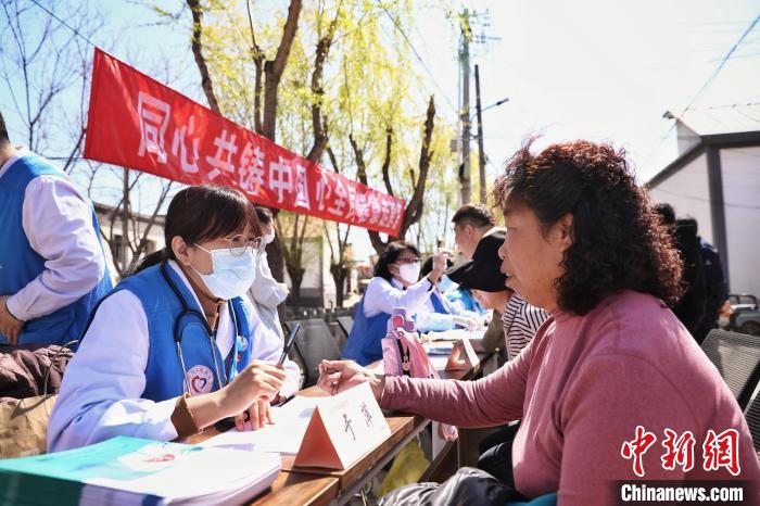 義診現(xiàn)場?！±钛┓?攝