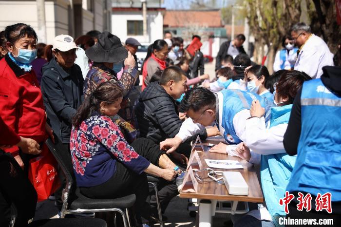 義診現(xiàn)場。　李雪峰 攝