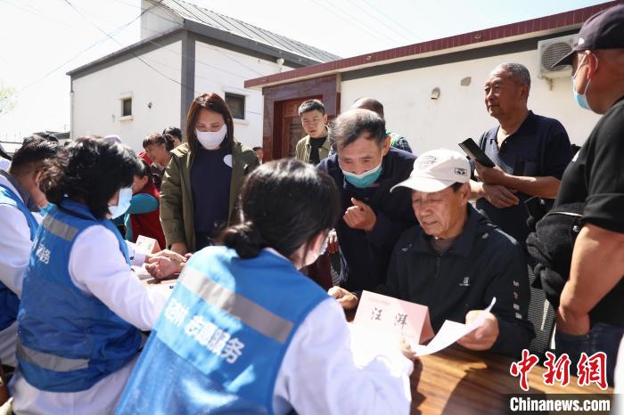 義診現(xiàn)場。　李雪峰 攝