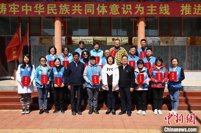 北穆家峪村第一書記陳錦榮(前排右四)代表村“兩委”向北京市和平里醫(yī)院專家團(tuán)隊(duì)頒發(fā)榮譽(yù)證書?！±钛┓?攝