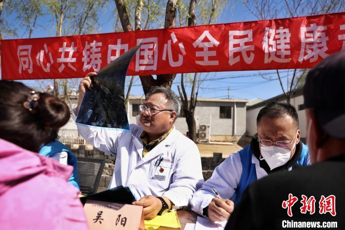 醫(yī)療專家在北穆家峪回族村開展義診活動?！±钛┓?攝