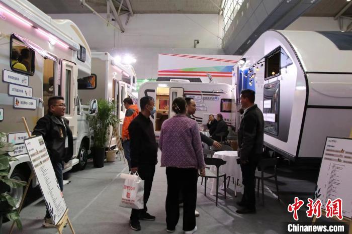 隨著新疆自駕游興起，房車成為本屆文化旅游產業(yè)交易博覽會上的熱門產品。　茍繼鵬 攝
