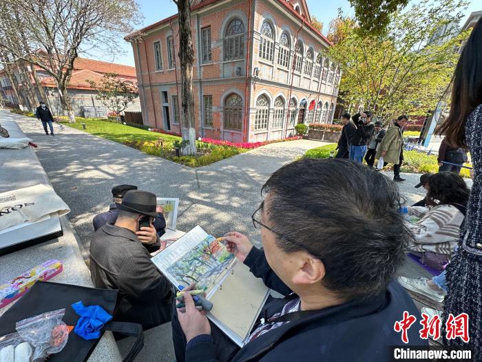 藝術(shù)家寫生?！≈鬓k方供圖