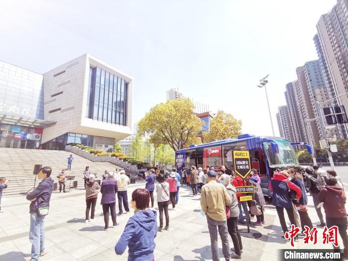 靜安區(qū)的“戲劇巴士”?！≈鬓k方供圖