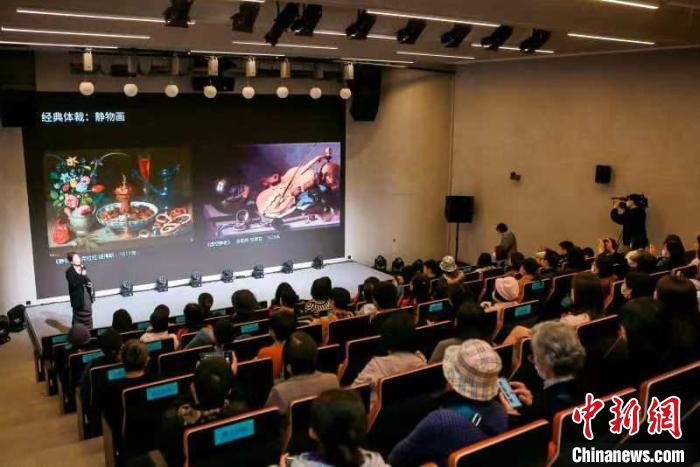 徐家匯書院與西岸美術(shù)館開展合作，并于4月8日舉辦了第一堂“社會(huì)美育課”?！≈鬓k方供圖