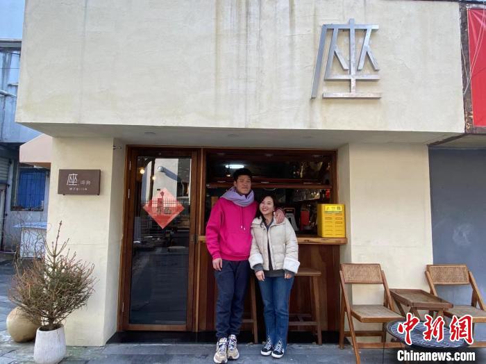 周玹益和郭琳琳?！×植?攝