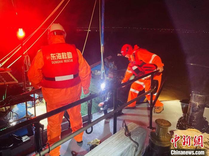 圖為東海救助局福州救助基地專業(yè)救助艇救助遇險漁民。　東海救助局供圖