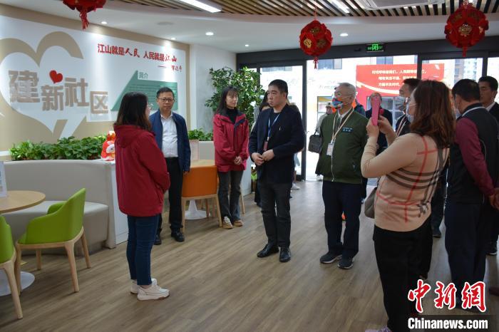 圖為參訪團參觀濟南市建新社區(qū)?！五?攝