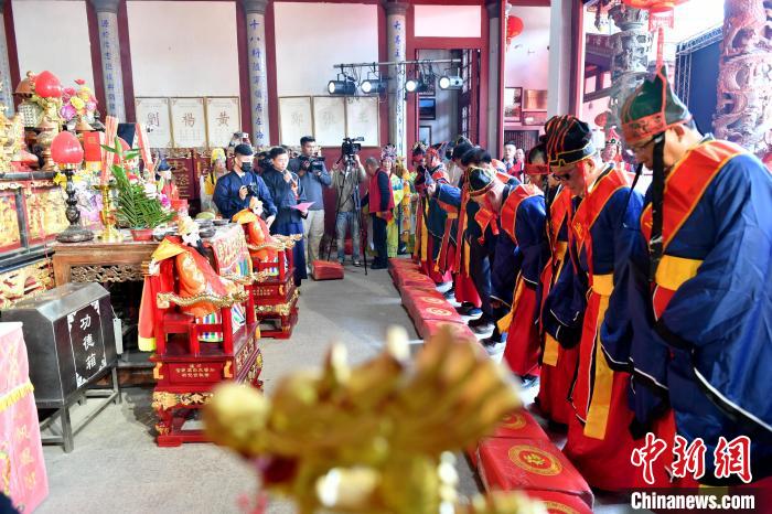 圖為兩岸宗親信眾共祭開閩三王?！蚊?攝