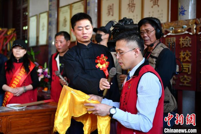 圖為福州市閩王王審知文化交流中心理事長王詩潤恭讀祝文?！蚊?攝