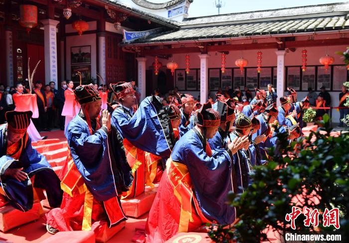 圖為兩岸宗親信眾共祭開閩三王?！蚊?攝