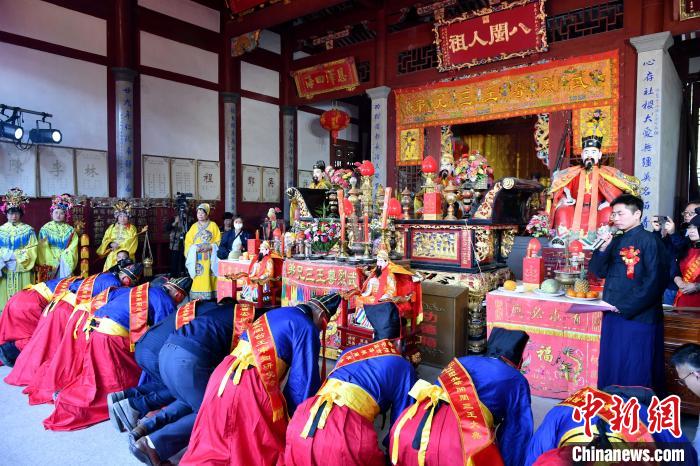 圖為兩岸宗親信眾共祭開閩三王。　呂明 攝