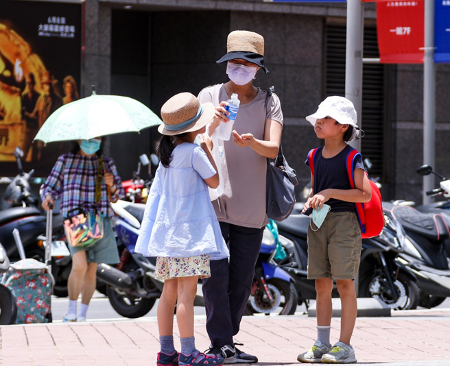 由于風(fēng)向轉(zhuǎn)為東南風(fēng)，各地氣溫持續(xù)上升，臺灣南部山區(qū)有機(jī)會出現(xiàn)30度以上高溫。（圖源：臺灣“中時(shí)新聞網(wǎng)”）