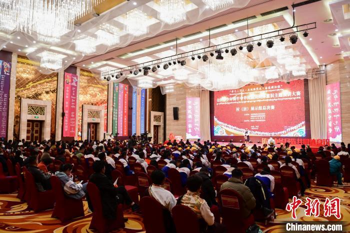 圖為決賽現(xiàn)場村居組選手在演講?！∝暩聛硭?攝