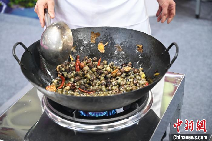 圖為參賽選手在制作柳州螺螄粉。　楊志雄 攝