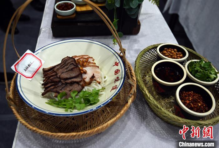 圖為選手制作的桂林米粉?！钪拘?攝