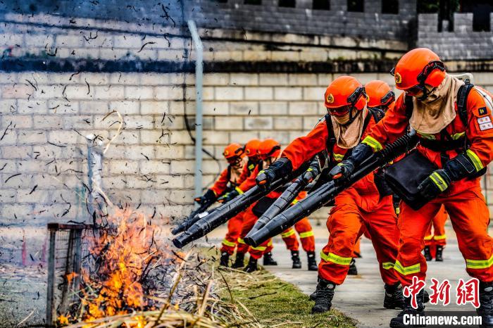 開展班(組)滅火行動(dòng)訓(xùn)練?！「＝ㄊ∩窒揽傟?duì)供圖