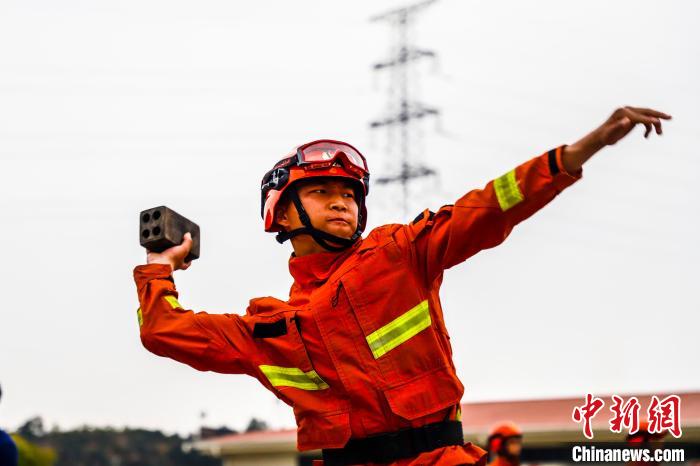 開展滅火彈投擲訓(xùn)練?！「＝ㄊ∩窒揽傟?duì)供圖