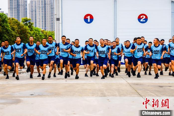 開展五千米跑測(cè)試?！「＝ㄊ∩窒揽傟?duì)供圖