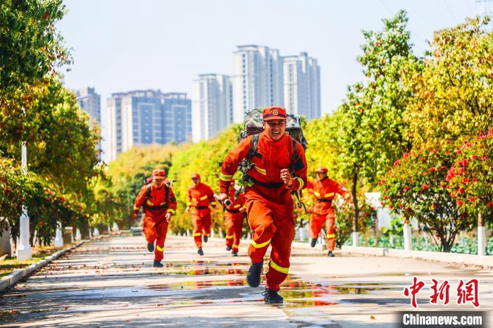 開展水泵架設(shè)與撤收訓(xùn)練。　福建省森林消防總隊(duì)供圖