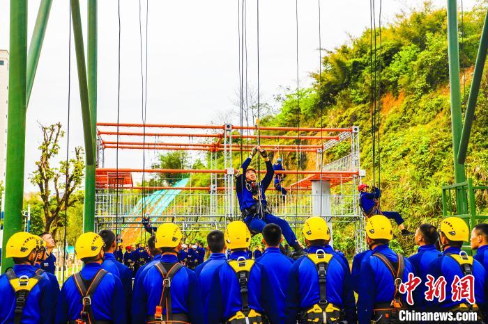 示范講解繩索訓(xùn)練動(dòng)作要領(lǐng)?！「＝ㄊ∩窒揽傟?duì)供圖