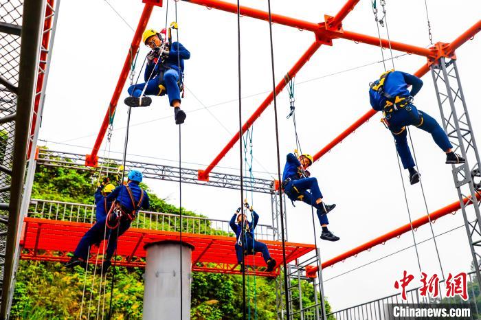 開展繩索上升下降訓(xùn)練?！「＝ㄊ∩窒揽傟?duì)供圖