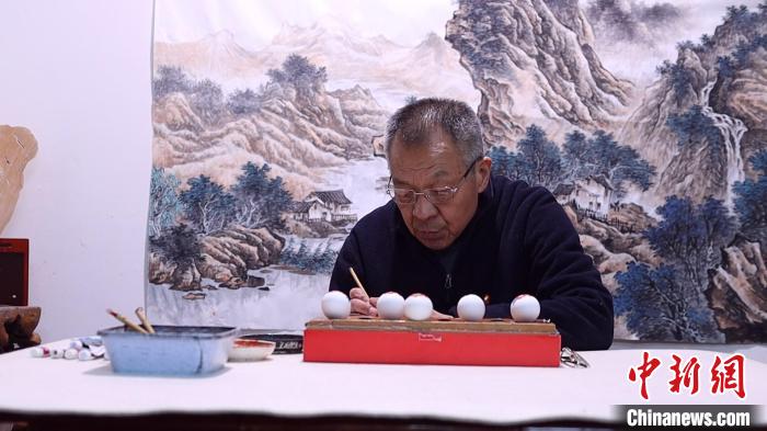 高觀凌一手拿蛋殼，一手持繪筆?！￡皷|明 攝