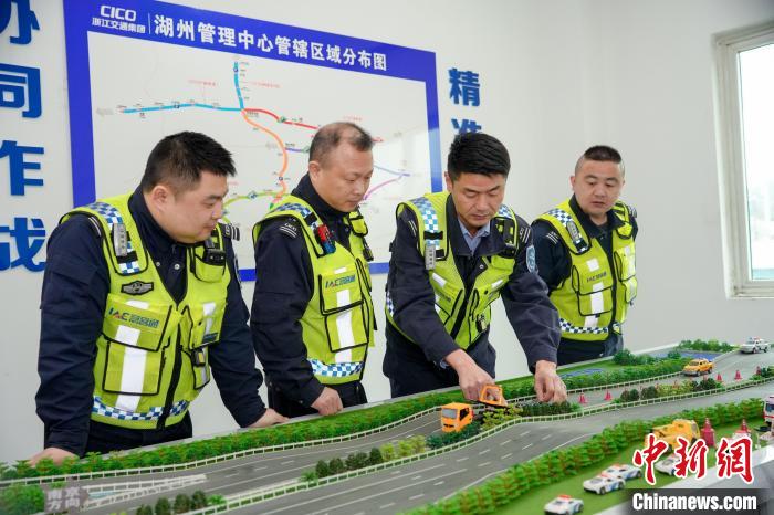 陳鑫煉(右二)與施救骨干進(jìn)行桌面事故推演?！⊥跻惚?供圖